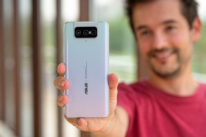 Zenfone 7 Pro có trọng lượng nặng hơn hẳn