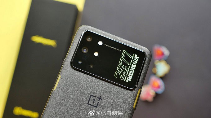 Cụm camera của OnePlus 8T Cyberpunk 2077 là một hình chữ nhật rất lớn