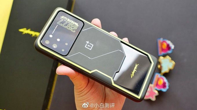 Chiếc ốp của máy cũng được thiết kế với phong cách tương tự, nhưng làm lộ ra 2 chi tiết kính bóng đối xứng độc đáo.