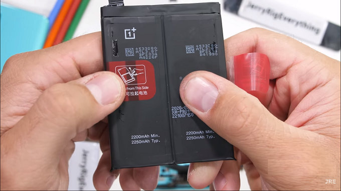 ông nghê sạc 65W của OnePlus 8T cũng nhờ phần lớn vào viên pin tách rời này.