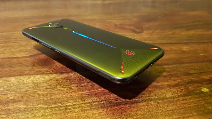 tổng thể thiết kế đậm chất gaming của Red Magic 3