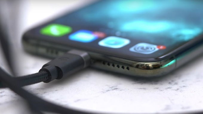 iPhone 11 không đi kèm cục Giấy phép hoạt động của thương hiệu 007Win 18W trong hộp