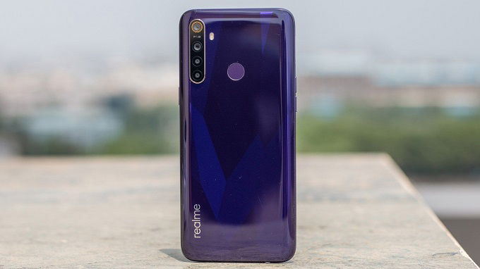 Realme 5 Pro với cụm camera đặt góc