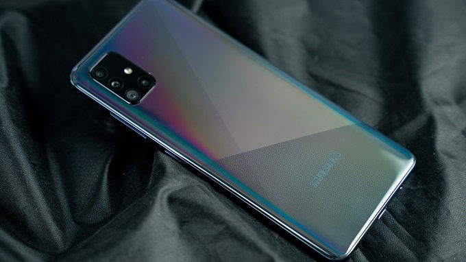 Mặt lưng máy mang một thiết kế mới hơn, lạ mắt hơn