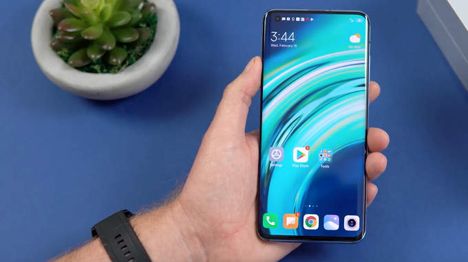 Màn hình AMOLED cong tràn viền ấn tượng