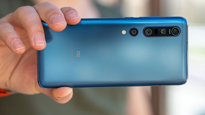 Cụm camera sau đi kèm với mặt kính nhám