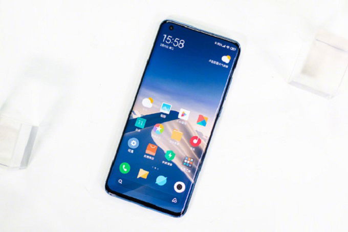 Mặt trước Mi 10 Pro được trang bị App 007Win hỗ trợ đa dạng nền tảng Super AMOLED kích thước 6.67 inch