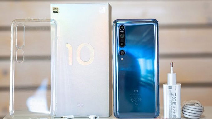 Trong hộp gồm các phụ kiện thường thấy nhưng Xiaomi lại không cho tai nghe theo máy