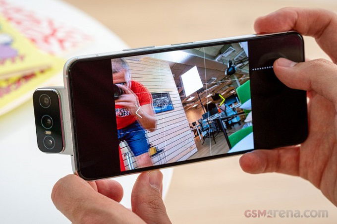 Cụm camera có khả năng lật ở nhiều góc độ