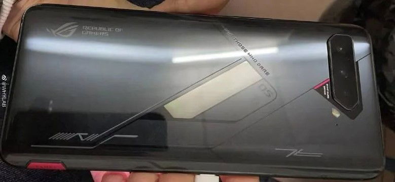 ROG-phone-4-duoc-tich-hop-man-hinh-phu-xtmobile