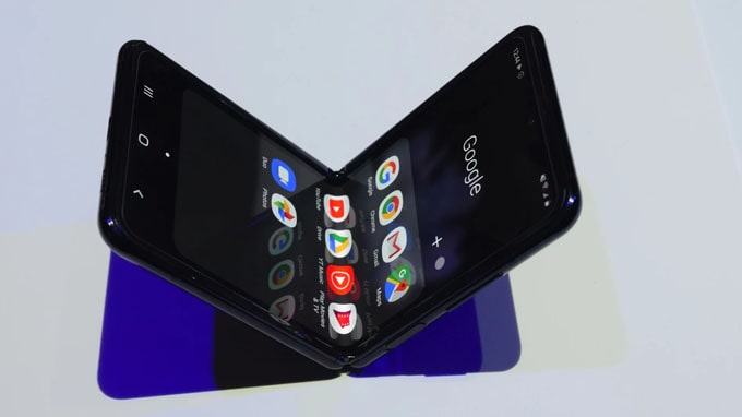 Galaxy Z Flip bền bỉ hơn Galaxy Fold