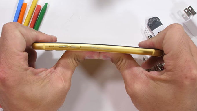 phần khung chắc chắn đã giúp iPhone 11 không bị hề hấn trong thử nghiệm bẻ cong