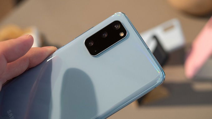 Galaxy S20 vừa vặn lòng bàn tay hơn