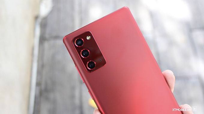 Mặt lưng Galaxy Note 20 5G nổi bật với hệ thống 3 camera sau, hỗ trợ zoom 30x