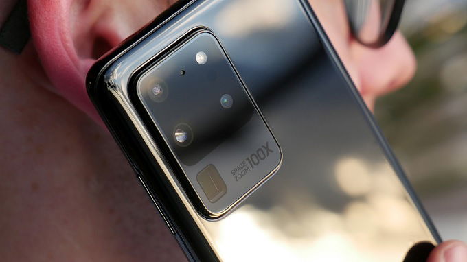 Cụm camera độc đáo khá lồi ở mặt lưng