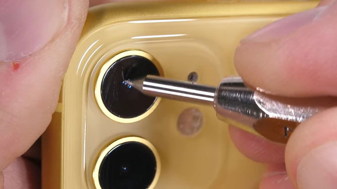 Phần kính bảo vệ camera của thiết bị này sẽ bị xước ở mức 7, có nghĩa là không phải kính sapphire.