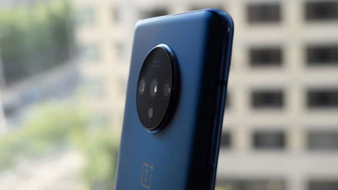 OnePlus 7T có ba camera ở phía sau, tương tự như chiếc OnePlus 7 Pro.