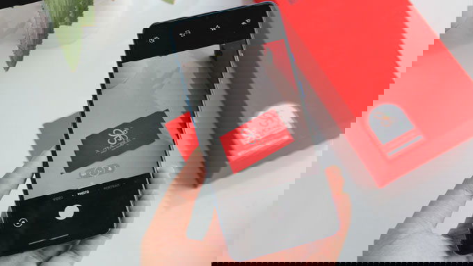 OnePlus 7T được trang bị đến 3 camera với độ phân giải gồm: 1 cảm biến chính Sony IMX  586 48 MP, 1 camera góc rộng 13 MP và 1 camera tele 12 MP.
