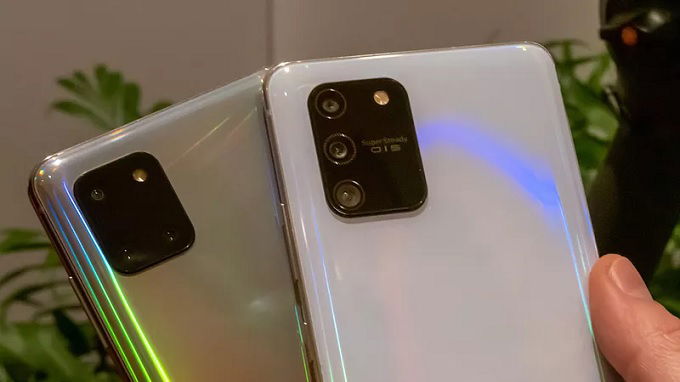 Cụm camera sau cũng rất khác biệt
