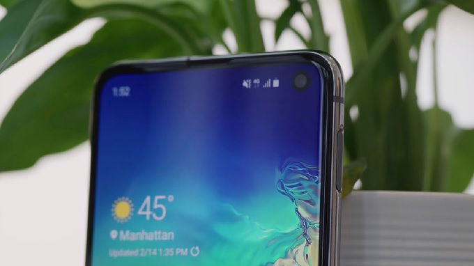 Camera selfie của S10 nằm gọn trong phần nốt ruồi