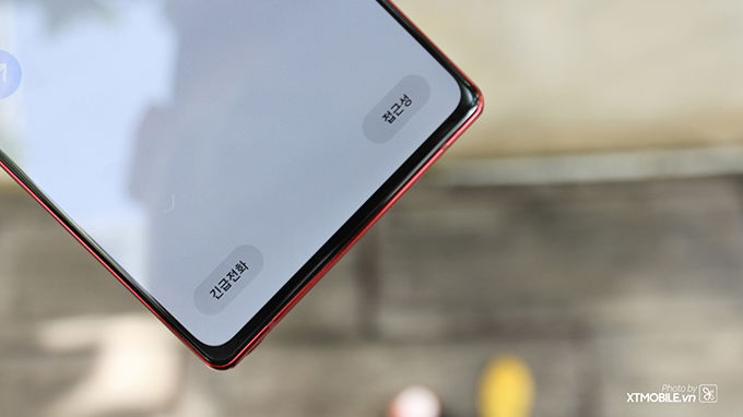 Cạnh dưới máy sở hữu viền bezel khá dày so với Galaxy Note 20 Ultra