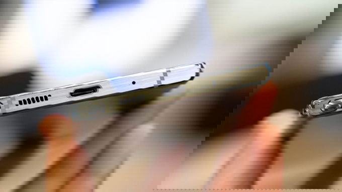 Bút S-Pen, dãy loa thoại cổng sạc USB-C và micro được tích hợp cạnh dưới máy