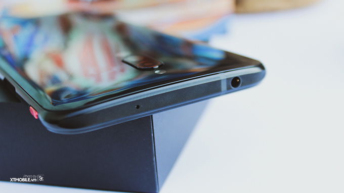 Thật đáng vui khi chiếc smartphone gaming này vẫn giữ lại jack cắm tai nghe 3.5 mm