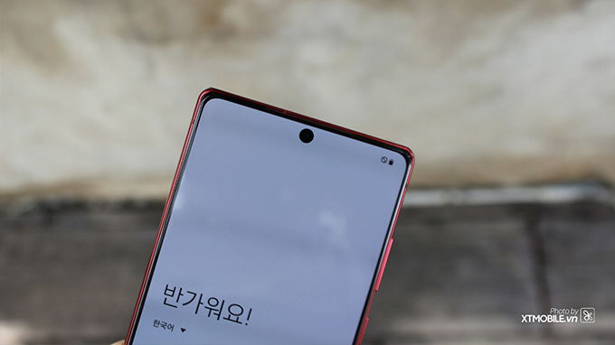 Điện thoại sở hữu thiết kế màn hình nốt ruồi ấn tượng, với phần nốt được tối giản nhỏ chứa camera selfie
