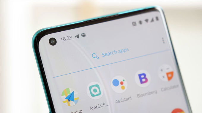 OnePlus 8 Pro cũng được trang bị thiết kế màn hình nốt ruồi ấn tượng