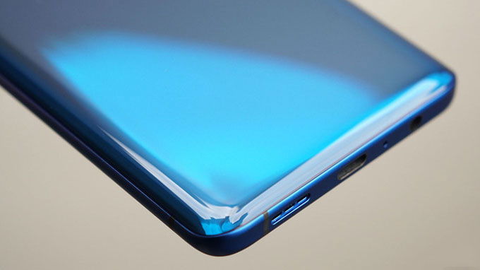 Cạnh dưới Realme X2 Pro bóng bẩy, được bo cong mềm mại mang đến cảm giác cầm nắm tốt hơn