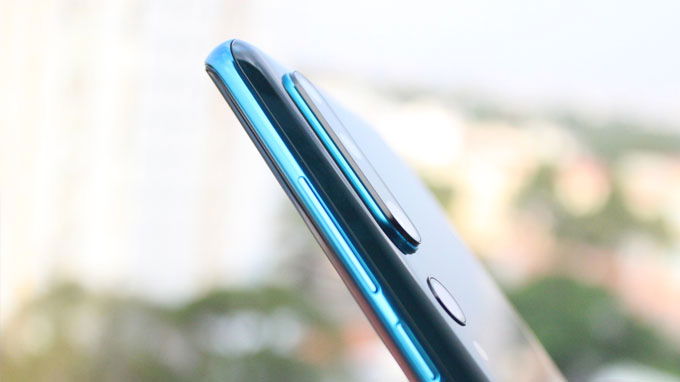 Mi CC9 Pro được hoàn thiện từ khung nhôm chắc chắn, các góc cạnh được bo cong mềm mại