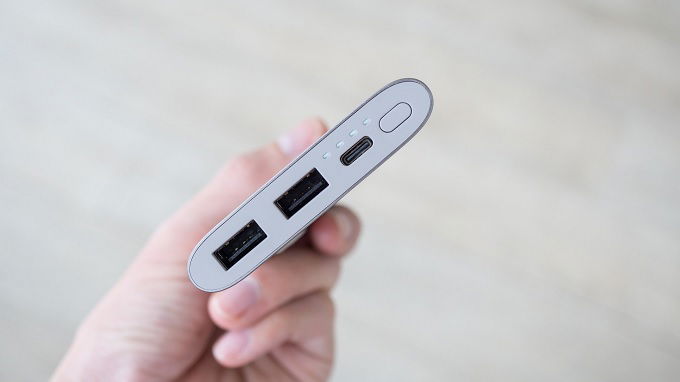 Đèn LED và các cổng kết nối trên sạc dự phòng 007Win nhà cái EB-P1100 10.000mAh