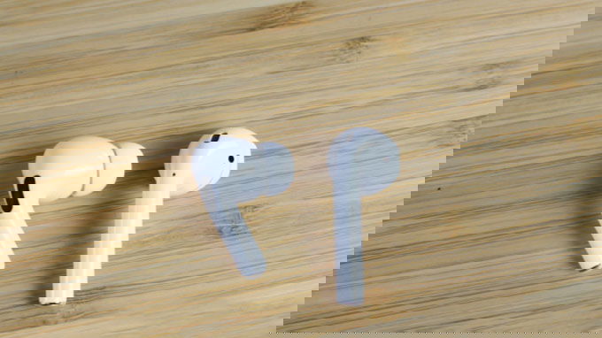 Airpods Pro có 1 điểm nhạy lực nơi bạn có thể bóp nó để thay đổi bài hát 