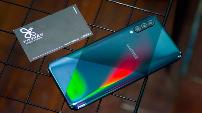 Galaxy A50s có thiết kế mặt cắt kim cương đa sắc ấn tượng