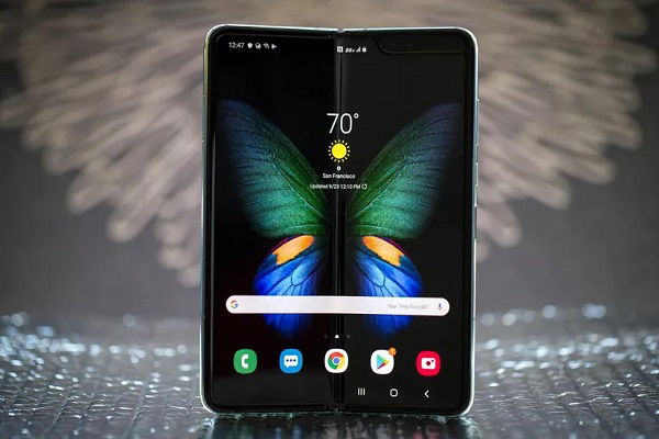 Model Galaxy Fold với mặt sau màu trắng, thay đổi chút ít về thiết kế nhỏ cho khung kim loại được sản xuất độc quyền tại thị trường Trung Quốc