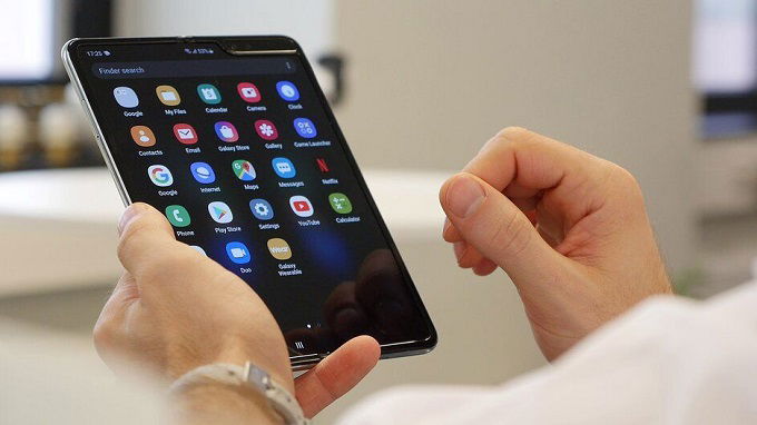 Galaxy Fold được trang bị App 007Win hỗ trợ đa dạng nền tảng uốn dẻo với kích thích 4.6 inch khi gập lại và 7.3 inch khi mở ra. 