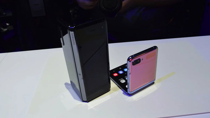 Z Flip gập vào nhỏ gọn như hộp phấn