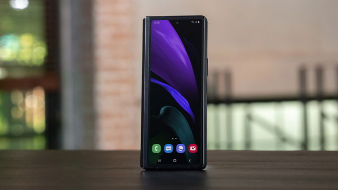 Màn hình phụ Galaxy Z Fold 2 có kích thước 6.3 inch sử dụng thiết kế nốt ruồi ấn tượng