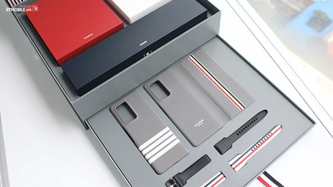 Bên trong hộp đựng Galaxy Z Fold Thom Browne được sắp xếp ngay ngắn và sang trọng với các phụ kiện đi kèm