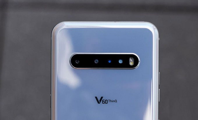 LG V60 ThinQ 5G được trang bị cụm 3 camera sắp ngang ở mặt lưng trông khá giống Galaxy S10+