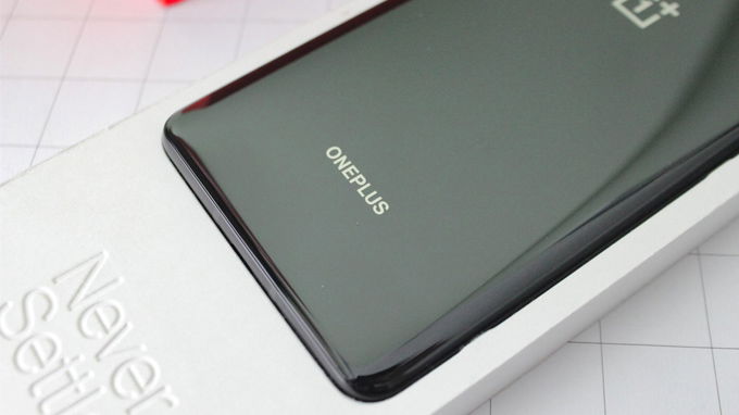 Logo OnePlus được đặt cạnh dưới máy và in đậm hoàn toàn mới so với thế hệ cũ 