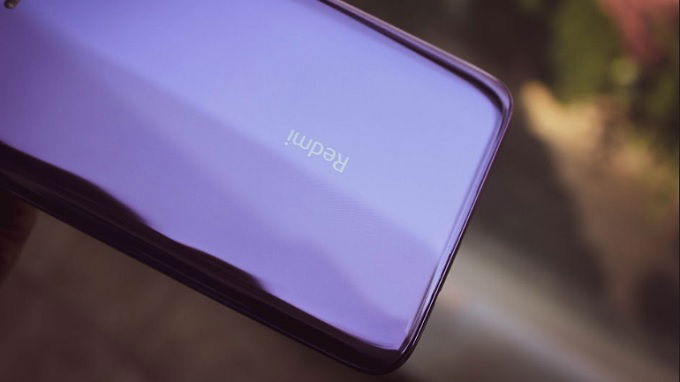 Logo thương hiệu Redmi nhỏ nhắn và tinh tế hơn