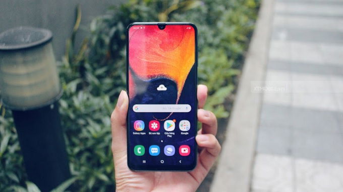 Màn hình nốt ruồi của A50 khá đẹp mắt