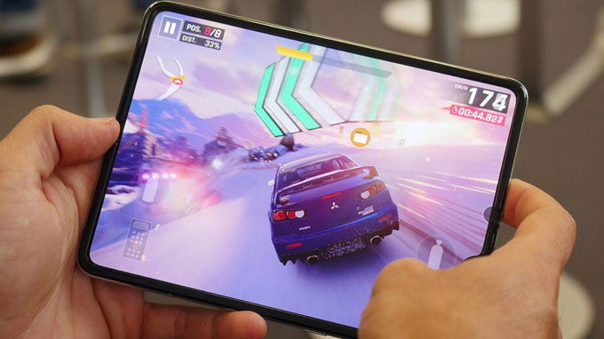 Gần như chắc chắn Galaxy Fold 2 sẽ tiếp tục được trang bị 2 màn hình gồm 1 màn hình phụ bên ngoài có thể thực hiện các tác vụ nhanh gọn như: gọi điện, xem thông báo, tin nhắn....Trong khi đó màn hình chính bên trong sẽ đóng vai trò đáp ứng các tác vụ khác như xem phim, lướt web,