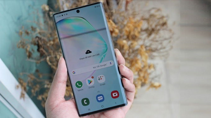 Màn hình Note 10 Plus khá độc đáo