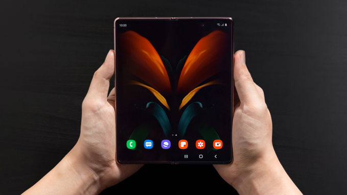 Màn hình Galaxy Z Fold 2 có kích thước 7.6 inch mang đến không gian hiển thị rộng rãi