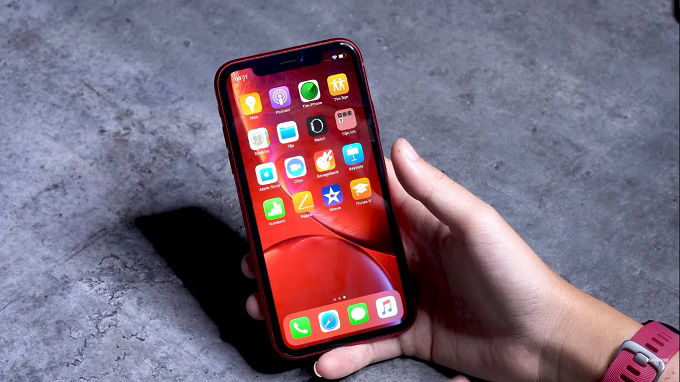 iPhone Xr sở hữu màn hình lớn với thiết kế tai thỏ