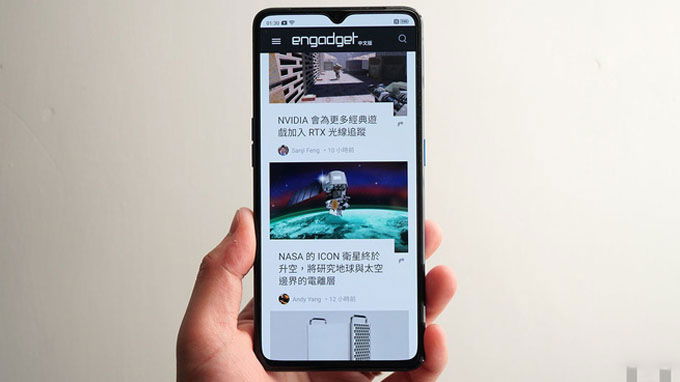 Máy sở hữu màn hình Super AMOLED với kích thước 6,5 inch, tuy nhiên các cạnh viền bezel khá dày điều này làm diện tích chưa thật sự lớn