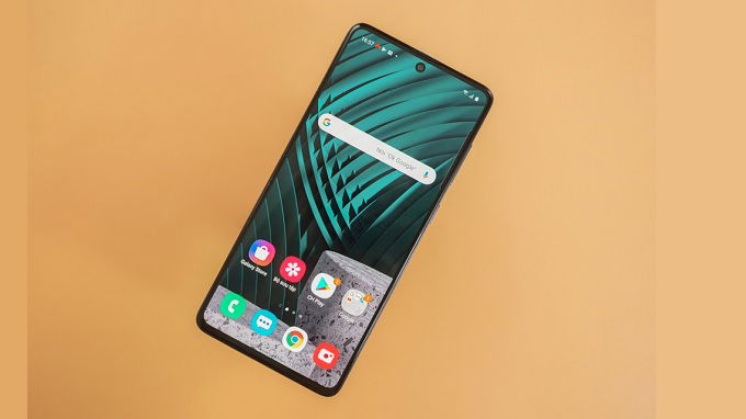Thiết kế mặt trước gợi nhớ Galaxy Note 10 cao cấp