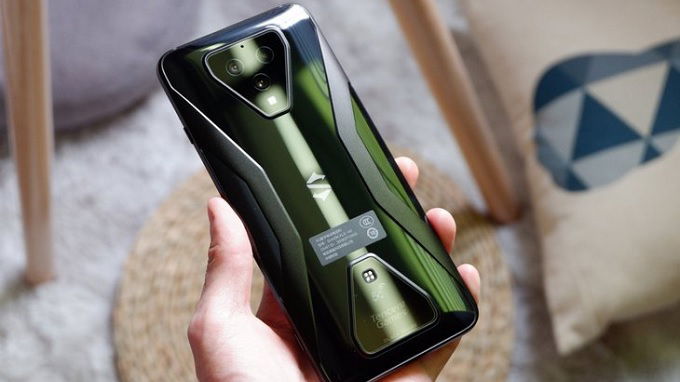 Black Shark 3 có cổng sạc từ tính